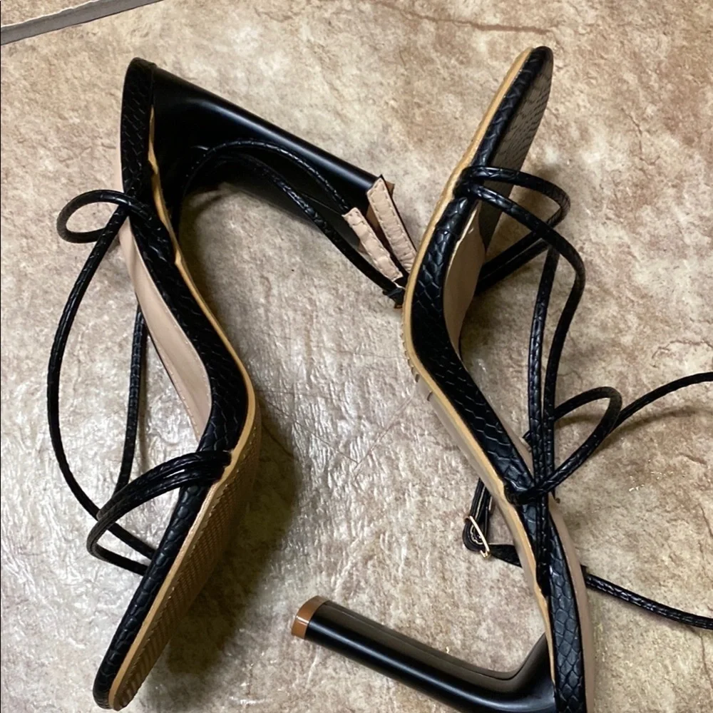 Elegant Black Heels with Classic Design Size 7.5